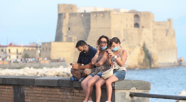 Coronavirus a Napoli, assembramenti senza mascherine: potenziati i controlli dalle 18 alle 6