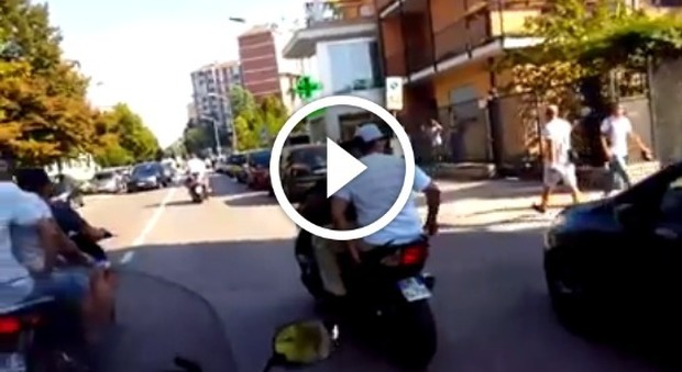 Milano, in tre in moto e senza casco: polemiche per un video su Facebook -Guarda