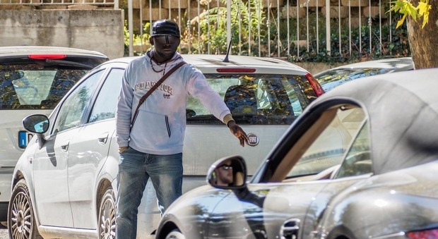 Roma, «Dammi i soldi o vi meno»: parcheggiatore abusivo minaccia mamma e figlia su Lungotevere