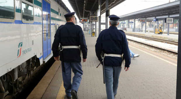 Dimentica il portafogli sul treno, la polizia trova i soldi in casa dell'addetto alle pulizie