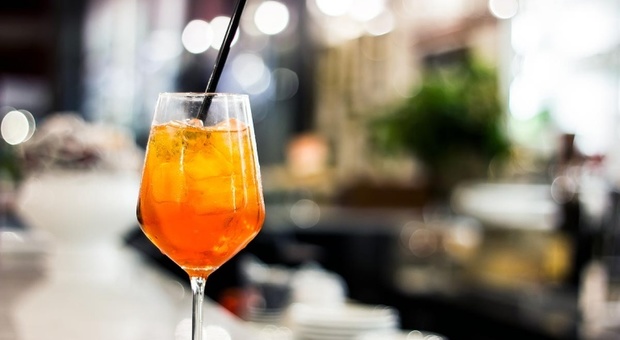 Un bicchiere di Aperol Spritz, l'aperitivo che piace agli italiani