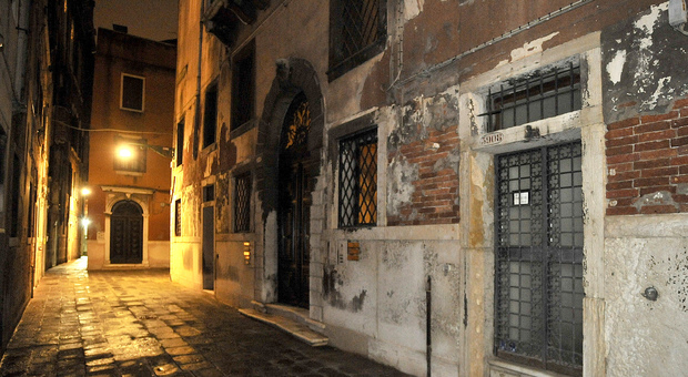 VENEZIA Trentenne straniero minaccia i passanti nella zona di San Marco e Rialto