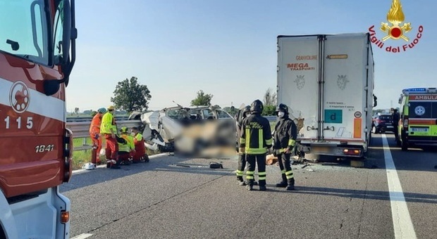 Scontro in autostrada tra furgone e tir: 5 operai morti sulla A21