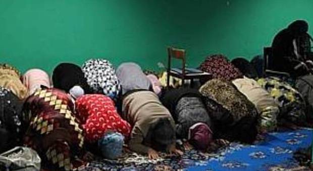 Un momento di preghiera al Centro islamico di Pordenone