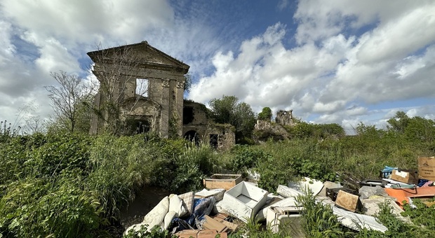 L'antico convento dei Cappuccini sommerso dai rifiuti