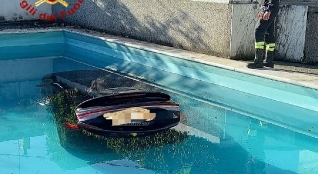 Sbaglia manovra e finisce con l'Audi Q4 in piscina: ragazza si salva in extremis