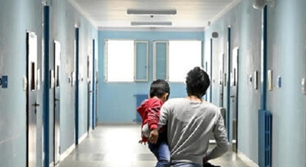 Neonato di un mese in carcere con la mamma, l'appello al Ministro Nordio: «Lei terrorizzata, basta bimbi dietro le sbarre»
