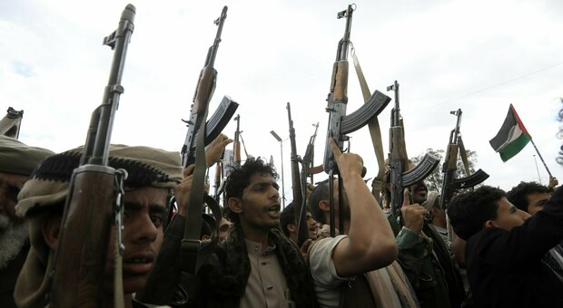 Houthi rafforzano i depositi nelle gallerie segrete: nell'arsenale missili balistici, droni marini e aerei