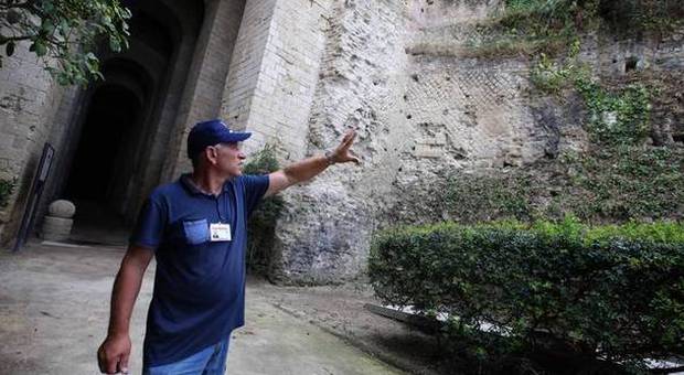 Grotta di Seiano, i lavoratori «riscoprono» il muro di epoca imperiale