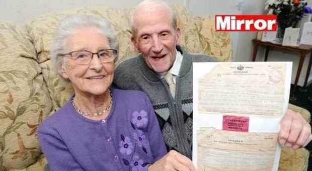 Le dicono che il marito è morto durante la guerra, ​ora festeggiano 70 anni di matrimonio