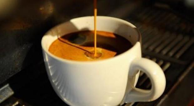 Niente pausa caffè per i dipendenti, la circolare fa discutere: «Tempo tolto al lavoro»