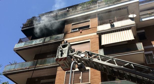 Roma, palazzina in fiamme in via Flaminia: un invalido fra gli abitanti bloccati negli appartamenti
