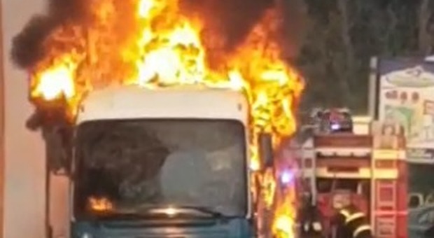Roma, bus Cotral prende fuoco: paura tra i passeggeri