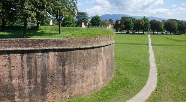 Lucca, turista seduto sulle mura muore schiacciato da un furgone