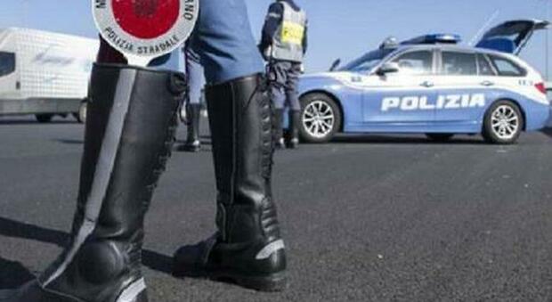 Napoli, depredano un tir in sosta sull'autostrada: preso un 22enne