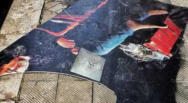 Bari, atti vandalici alla mostra fotografica: distrutti tre pannelli
