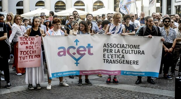 Trans picchiata dai vigili urbani: Bruna sporge denuncia con un nuovo video Manifestazione di solidarietà