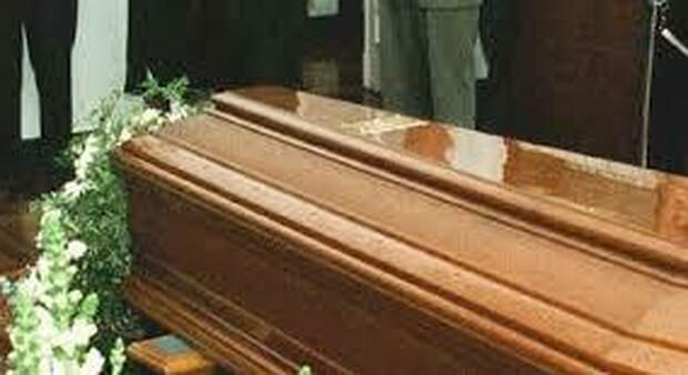 Una donna indiana data per morta si sveglia durante il suo funerale