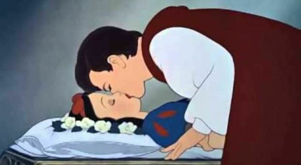 Biancaneve, «Bacio rubato senza consenso, lei dormiva»: bufera di polemiche per Disney