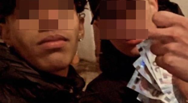 Terni, dopo l'assalto al supermercato postano la foto sui social con i soldi rapinati: arrestati