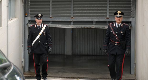 I carabinieri davanti al garage dove è morto l'uomo