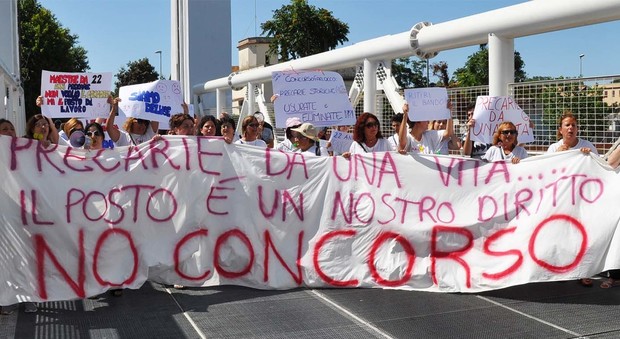 Fiumicino, la protesta delle maestre precarie contro il bando del comune: «No a personale esterno»