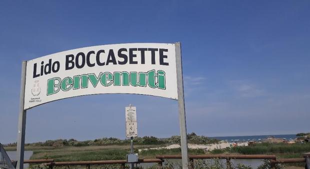 Il cartello di benvenuti ai turisti alla spiaggia di Boccasette a Porto Tolle