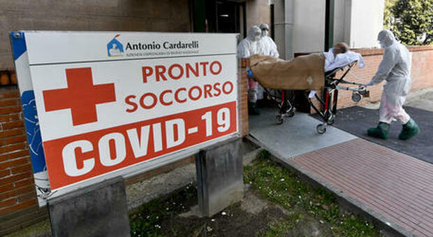 Coronavirus a Napoli, l'ospedale Cotugno è pieno: il Cardarelli resta senza posti letto per trasferire pazienti Covid