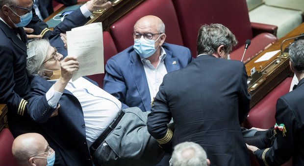 Vittorio Sgarbi trascinato fuori dalla Camera: «Carfagna atteggiamento fascista, Bartolozzi sessista»