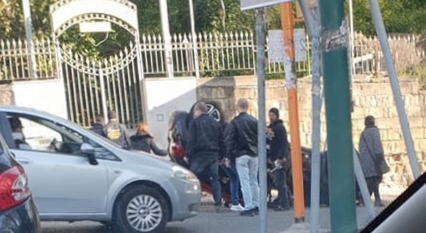 Napoli, violento incidente ad Agnano: una delle due auto si ribalta al centro della carreggiata