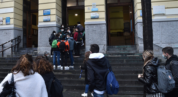 Salerno, gli studenti «fantasma» in Dad: 340 alle superiori devono ripetere l'anno