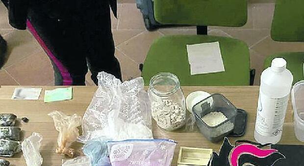 Cocaina rosa, hashish e francobolli di Lsd: 32enne di Gaeta nei guai