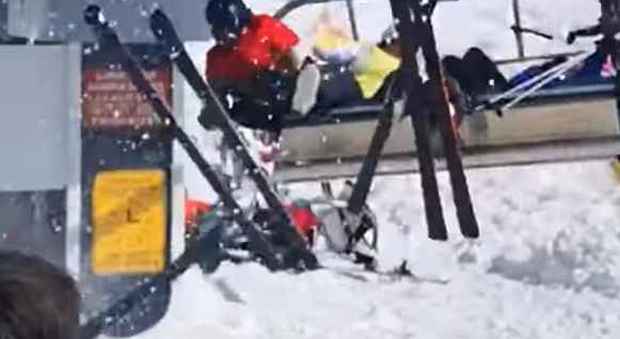Seggiovia impazzita scatta all'indietro a velocità folle, sciatori sbalzati via: otto feriti
