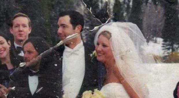Trova una foto di un matrimonio tra le macerie delle Twin Towers. Dopo 13 anni trova gli sposi