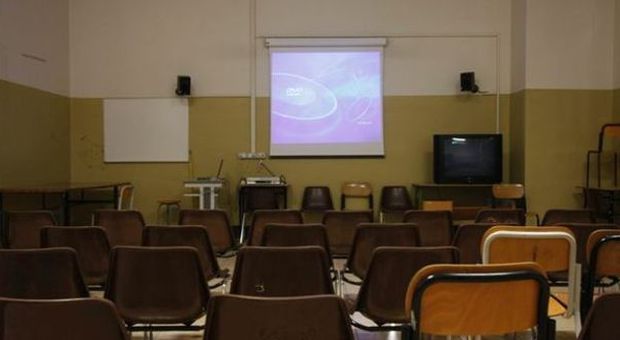 Video choc sull'aborto proiettato in classe: prof di religione sospeso a Milano