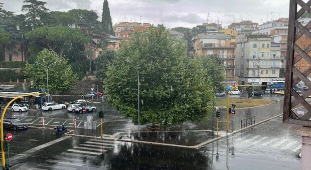 Bomba d'acqua a Roma Nord, strade allagate e alberi caduti: il ciclone Circe si abbatte sulla Capitale