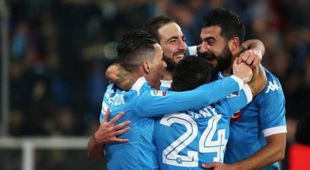 Il Napoli soffre e vince: 2-1 all'Inter, sorpasso e primo posto in classifica