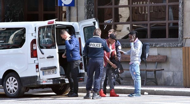 «Migranti scaricati in Italia da un furgone della gendarmerie»: il Viminale accusa la Francia. C'è un video