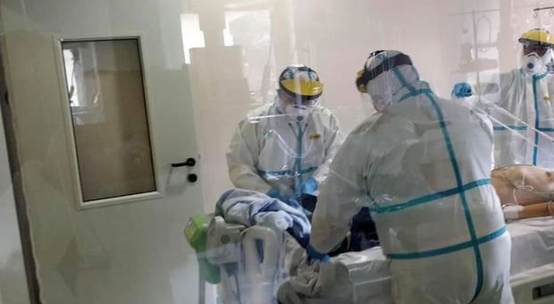 Coronavirus a Napoli, paziente in isolamento da due giorni all'Ospedale del Mare dà fuoco al materasso