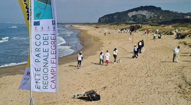 Ripulita dai volontari del WWF la spiaggia Romana di Cuma