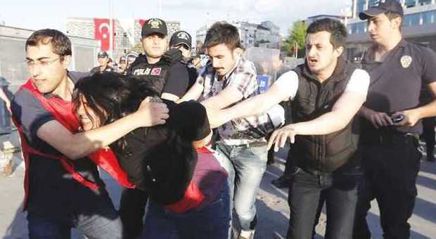 La polizia blocca una donna che protesta per la sciagura di Soma