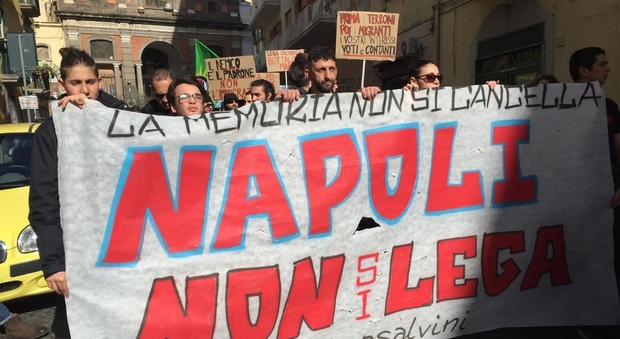«Mai con Salvini», corteo antirazzista tra le strade di Napoli