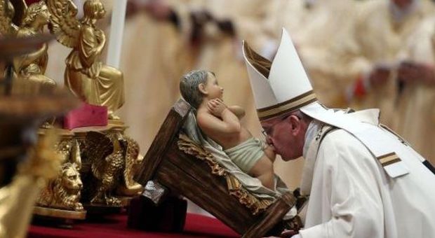 Natale, la messa del Papa a San Pietro: «Dio più forte di tenebre e corruzione, il mondo oggi ha bisogno di tenerezza»