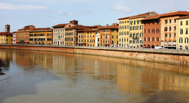 Cade nell'Arno e muore, tragedia a Pisa: Sebastian aveva 25 anni. Ma è giallo sulla dinamica