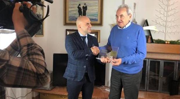Il sindaco Lucciarini consegna il premio Carino a Pizzul