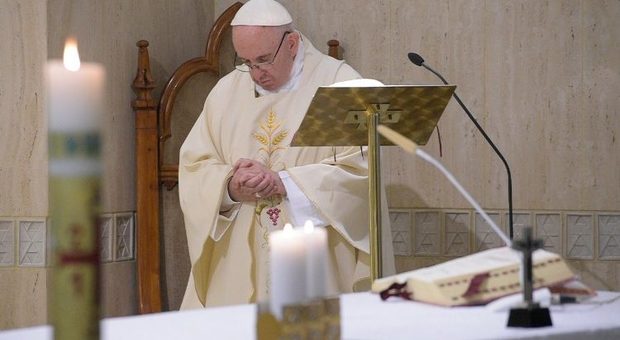 Coronavirus, il Papa chiede preghiere per le mamme e i papà: non è facile gestire i bambini sempre in casa
