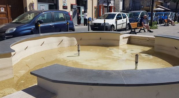 Napoli, tutto da rifare per la fontana di Barra: di nuovo sporca e senz'acqua