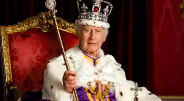Re Carlo, il regalo di compleanno che non t'aspetti: la festa a Buckingham Palace e il mistero Harry e Meghan