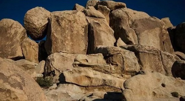 Riuscite a trovare la bimba nascosta tra le rocce? L'ultimo rompicapo fa impazzire il web