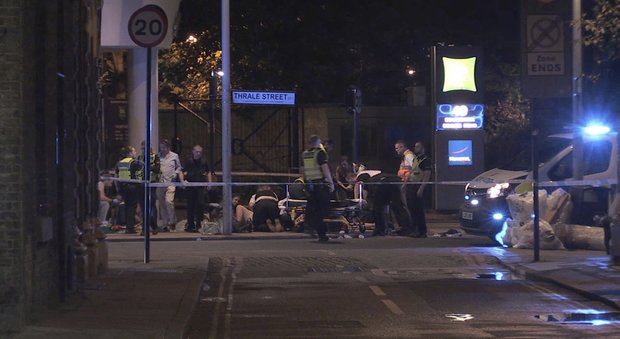 Attentato Londra, i terroristi in un video: ridono e scherzano prima dell’attacco. Nella notte altri tre arresti